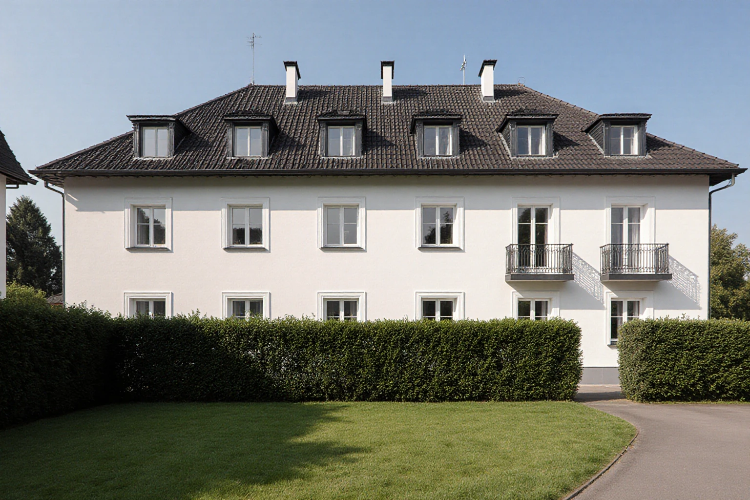 Hotelgebäude mit Garten und Zufahrt in Deutschland
